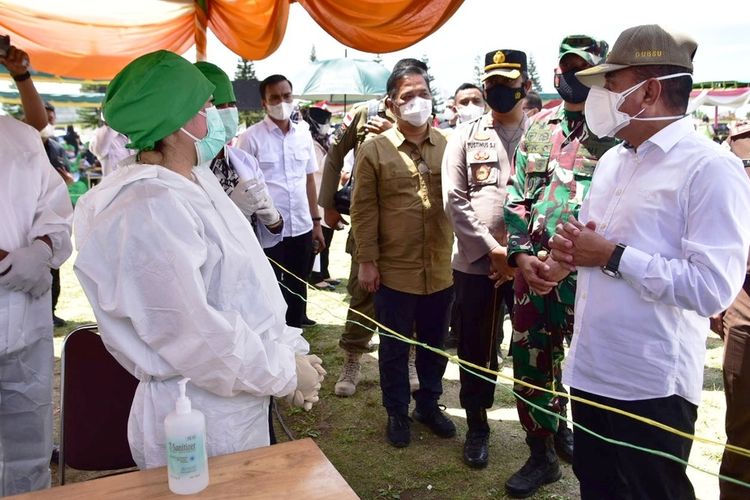 Gubernur Sumatera Utara, Edy Rahmayadi berbincang dengan tenaga kesehatan di acara vaksinasi yang dilaksanakan Kodim 0205/Tanah Karo di Stadiun Samura, Kabanjahe, Kamis (29/7/2021)