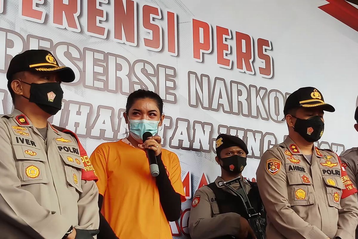Tersangka kasus dugaan penyalahgunaan narkoba, Millen Cyrus dalam jumpa pers di Polres Pelabuhan Tanjung Priok, Jakarta Utara. Senin (23/11/2020)