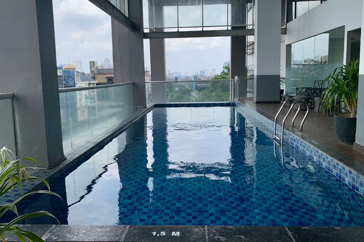 Kolam renang di Fairview Hotel by Artotel, Jakarta Selatan, menghadap perkotaan.