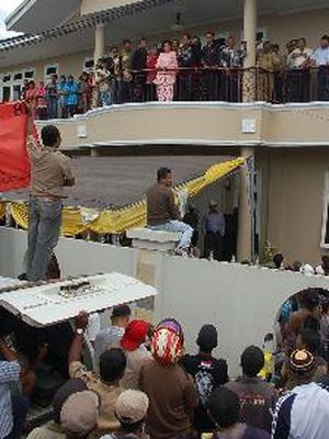 Pendukung calon gubernur-wakil gubernur Maluku Utara, Abdul Gafur-Abdurrahim Fabanyo, mendengarkan orasi Gafur di kediamannya di Ternate, Selasa (1/4/2008). Dalam orasi itu, Gafur yang datang ke Ternate kemarin menyatakan mendukung rencana rapat paripurna DPRD Maluku Utara untuk menyelesaikan sengketa pemilihan kepala daerah Maluku Utara.