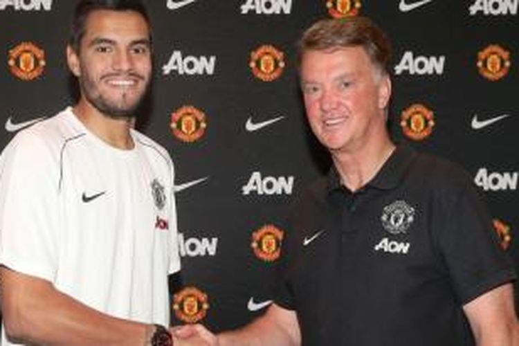 Kiper Manchester United, Sergio Romero, dan Manajer Louis van Gaal.