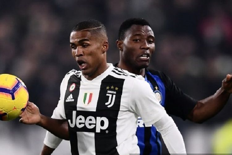 Douglas Costa dan Kwadwo Asamoah berebutan bola pada laga Juventus vs Inter Milan di Stadion Allianz dalam lanjutan Liga Italia, pekan ke-15 Serie A 2018-2019, 7 Desember 2018. 