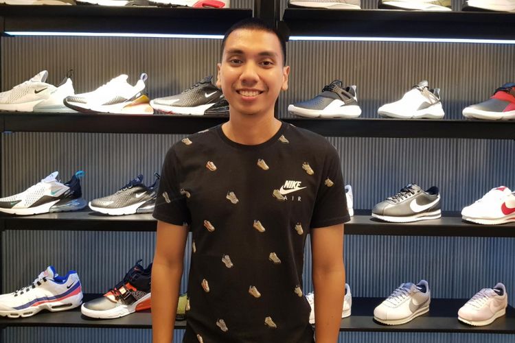 Personel RAN, Rayi Putra Raharjo saat pembukaan gerau streetwear HIDE di Plaza Senayan, Jakarta, Kamis (8/3/2018).