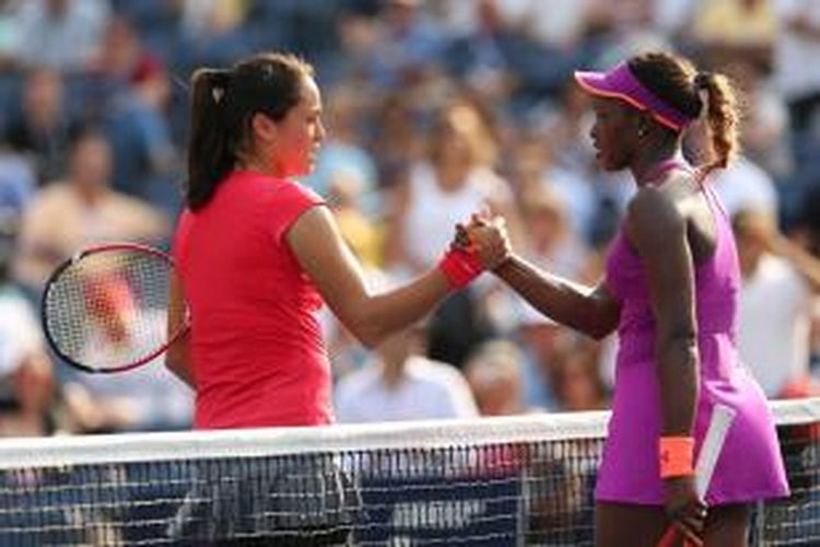 Dua petenis Amerika Serikat, Sloane Stephens (kanan) dan Jamie Hampton, berjabat tangan setelah menyelesaikan babak ketiga US Open di USTA Billie Jean King National Tennis Center, New York, Jumat (30/8/2013).