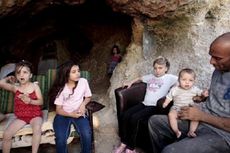 Rumah Diruntuhkan Israel, Satu Keluarga Arab-Israel Tinggal di Gua