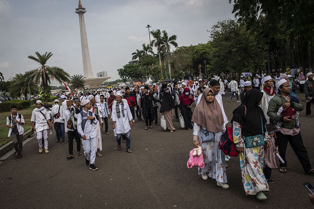 Peserta mengikuti aksi reuni 212 di kawasan Monas, Jakarta, Senin (2/12/2019). Reuni akbar 212 yang dihadiri sekitar ratusan ribu orang itu digelar untuk mengirimkan pesan damai dan aman serta mempererat tali persatuan umat Islam dan persatuan bangsa Indonesia.