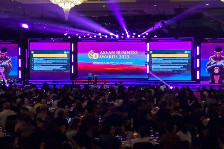 Wakil Presiden Ma'ruf Amin membacakan pidato kunci dalam acara ASEAN Business Award 2023 di Hotel Ritz Carlton, Jakarta, Senin (4/9/2023).