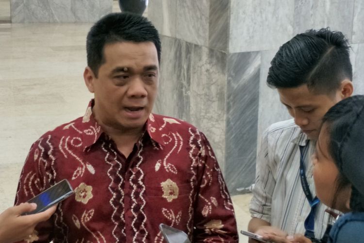 Wakil Ketua Komisi II DPR dari fraksi Partai Gerindra Ahmad Riza Patria saat ditemui di Kompleks Parlemen, Senayan, Jakarta, Jumat (12/1/2018). 