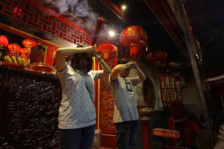 Jamaah Vihara Dhanagun sedang bersembhayang