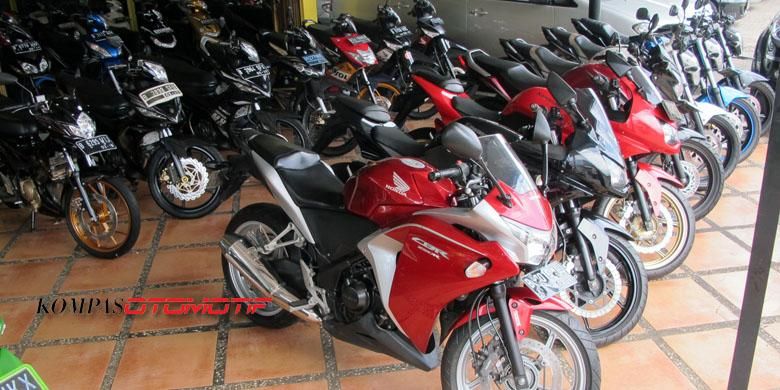 Deretan sepeda motor bekas yang ditawarkan di Duta Motor, Senin (9/6/2014). 