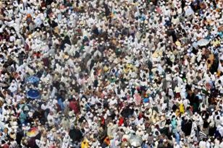 Umat Islam menyemut saat shalat Jumat di Masjidil Haram, Kota Mekkah, Arab Saudi, 11 Oktober 2013. Lebih dari dua juta muslim tiba di kota suci ini untuk ibadah haji tahunan.