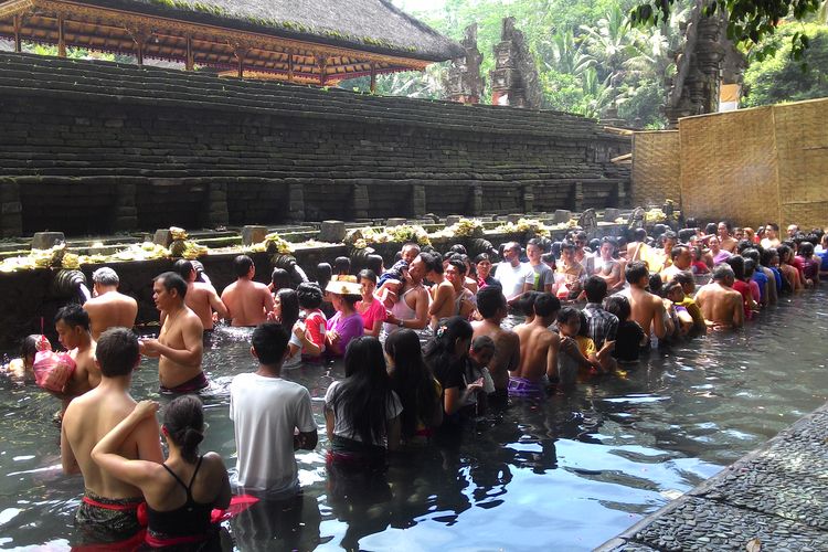 Ilustrasi melukat di Pura Tirta Empul di Tampaksiring, Bali.