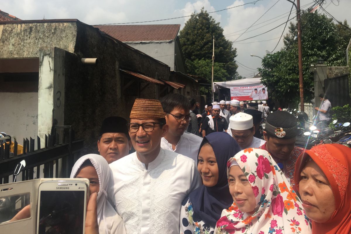 Wakil Gubernur DKI Jakarta terpilih Sandiaga Uno, melakukan kegiatan tasyakuran bersama Ustad Solmed dan Majelis Arraudhotul Mahmoedah, di Jalan Musyawarah 1, Kebon Jeruk Jakarta, Sabtu (6/5/2017).