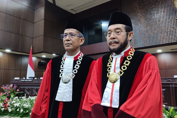 Ketua Mahkamah Konstitusi (MK) Anwar Usman (kanan) dan Wakil Ketua MK Saldi Isra.