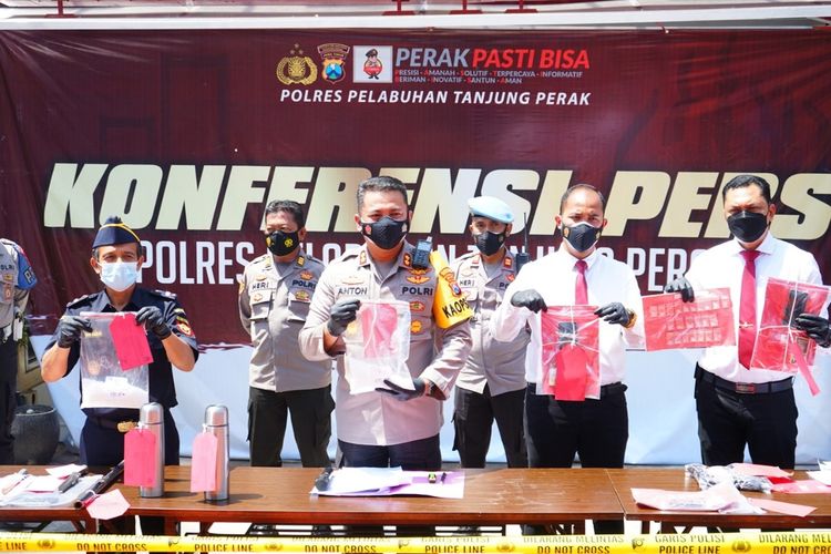 Kapolres Pelabuhan Tanjung Perak AKBP Anton Elfrino Trisanto Saat Memimpin Rilis di Mapolres Pelabuhan Tanjung Perak, Senin (27/09/2021).