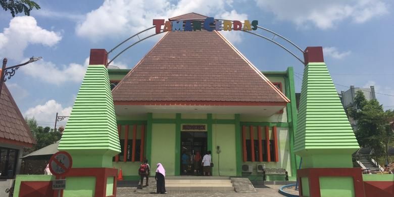 Taman Cerdas sebagai ruang belajar dan bermain anak-anak di Kota Surakarta, Kamis (29/12/2016).