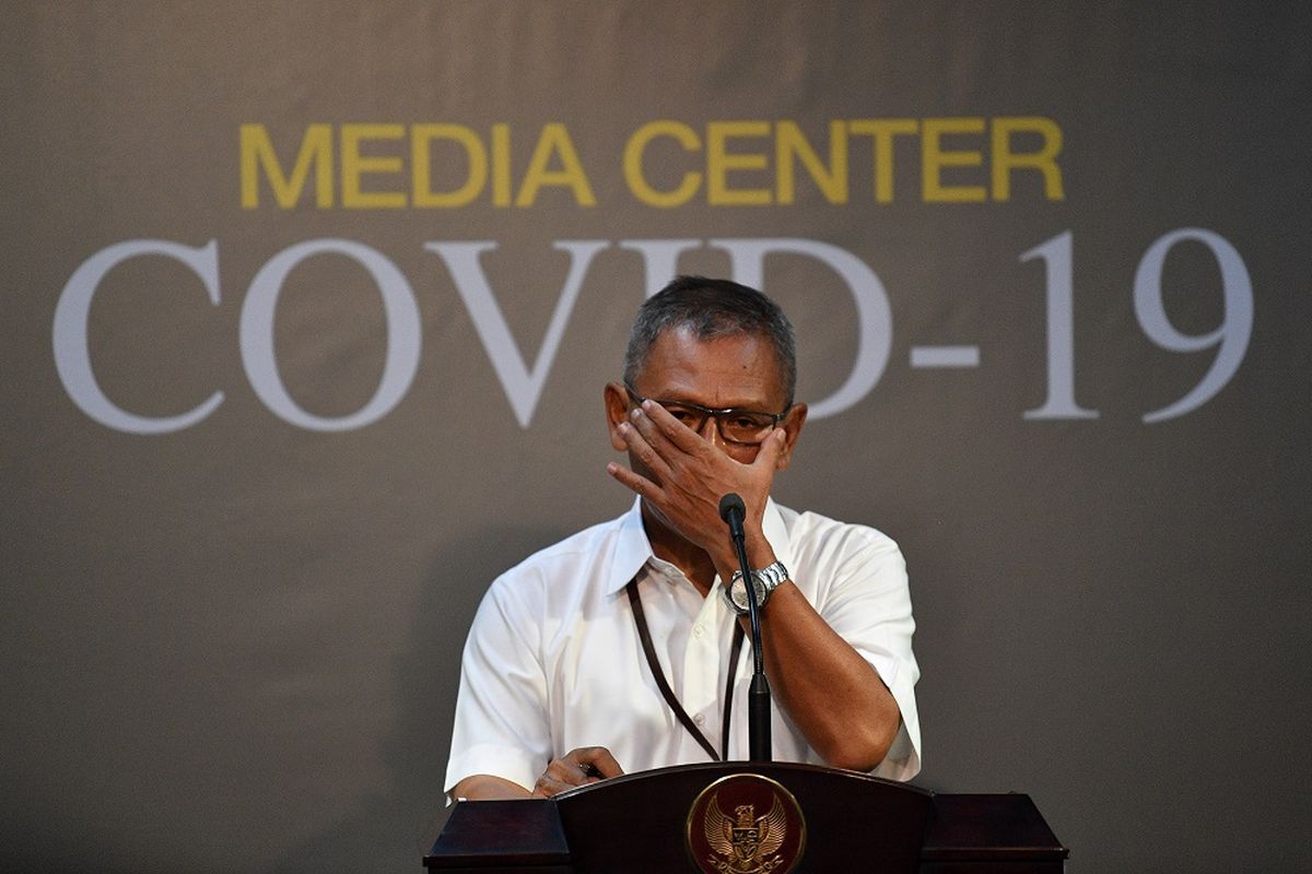 Juru bicara pemerintah untuk penanganan COVID-19 Achmad Yurianto memberikan keterangan pers di Kantor Presiden, Jakarta, Jumat (13/3/2020). Pemerintah menyatakan hingga Jumat 13 Maret pasien positif COVID-19 di Indonesia bertambah dari 34 menjadi total 69 kasus, lima diantaranya dinyatakan sembuh dan empat diantaranya meninggal dunia. ANTARA FOTO/Sigid Kurniawan/aww.