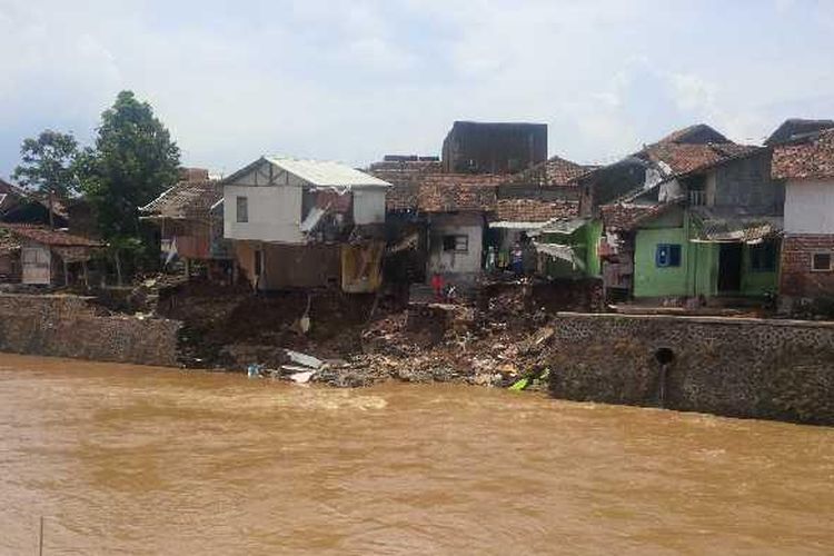 Tanggul Sungai Cimanuk yang runtuh akibat debit air yang tinggi di Garut, Kamis (22/9/2016). Di sekitar bantaran sungai terlihat bangunan-bangunan pemukiman yang padat penduduk.