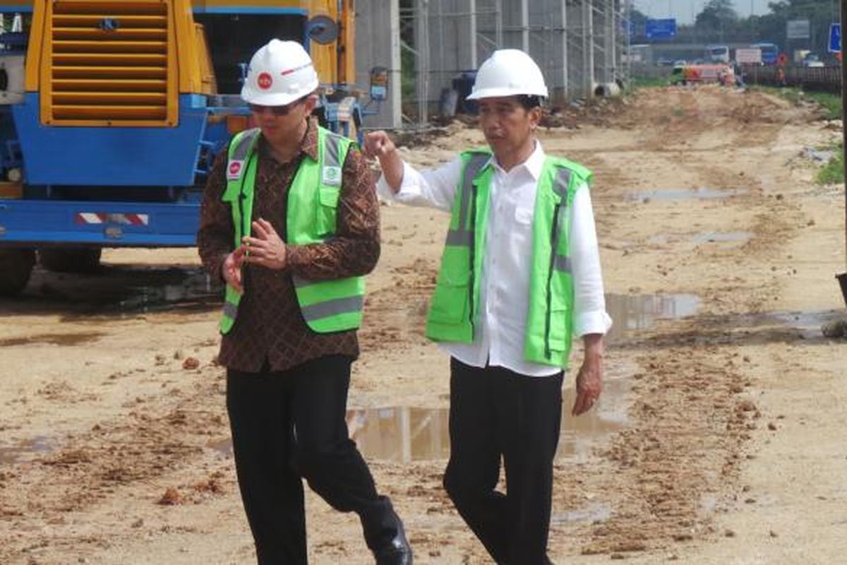 Presiden Joko Widodo dan Gubernur DKI Jakarta Basuki Tjahaja Purnama meninjau proyek LRT di kilometer 13 Tol Jagorawi,  Cibubur,  Jakarta Timur, Jumat (30/9/2016)