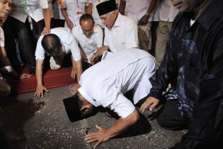 Pasangan calon presiden Prabowo Subianto dan calon wakil presiden Hatta Rajasa bersama tim pemenangannya bersujud syukur di teras rumah orangtua Prabowo Subianto di Jalan Kertanegara, Kebayoran Baru, Jakarta Selatan, Rabu (9/7/2014). Tim pemenangan pasangan Prabowo-Hatta mengklaim telah unggul berdasarkan hasil hitung cepat dari LSN, IRC, JSI, dan Puskaptis.