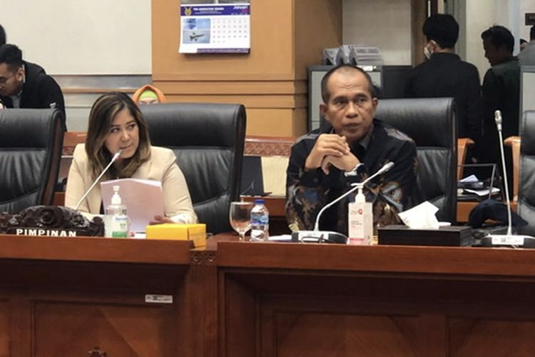 Ketua Komisi I DPR RI Meutya Hafid, dan Wakil Ketua Komisi I Abdul Kharis mengumumkan hasil musyawarah penentuan calon Komisioner KPI Pusat Periode 2022-2025 di Kompleks Parlemen Senayan, Jakarta, Selasa (24/1/2023). 