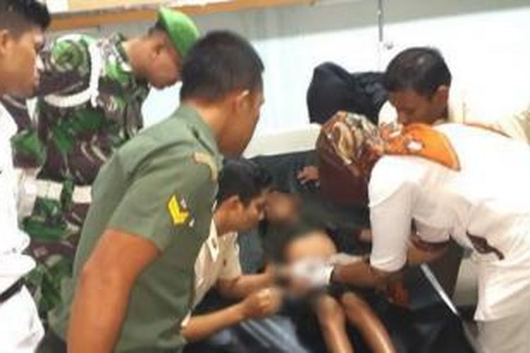 TIM medis RS Kesdam Banda Aceh sedang mengeluarkan lintah yang bersarang di saluran penis seorang bocah dari Dusun Teladan, Desa Garot, Kecamatan Darul Imarah Aceh Besar. 