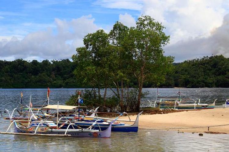 Salah satu sudut pantai di Pulau Batuwinkung, Sangihe, Sulut.