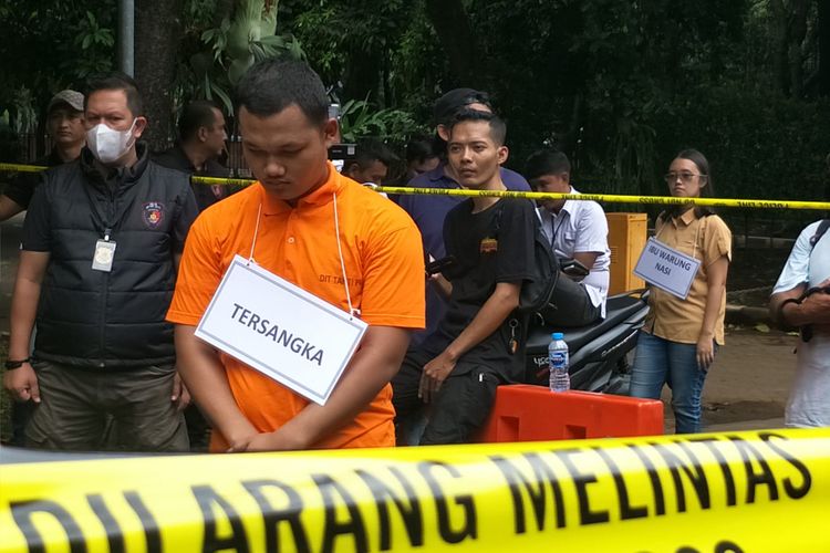 Anggota Densus 88 Anti Teror Polri, Bripda Haris Sitanggang saat menjalani rekonstruksi kasus pembunuhan sopir taksi online di halaman Polda Metro Jaya, Kamis (16/2/2023). 