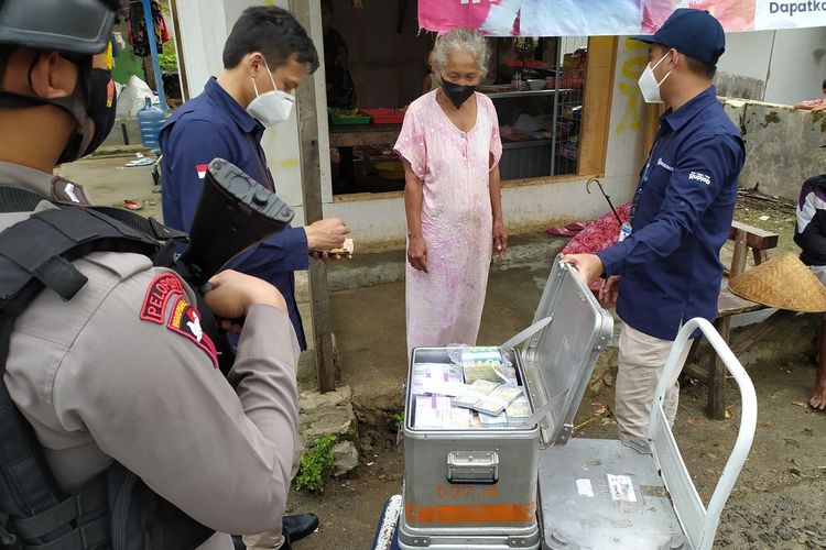 Petugas BI membuka layanan kas keliling di Desa Klaces, Kecamatan Kampung Laut, Kabupaten Cilacap, Jawa Tengah, Kamis (10/3/2022).