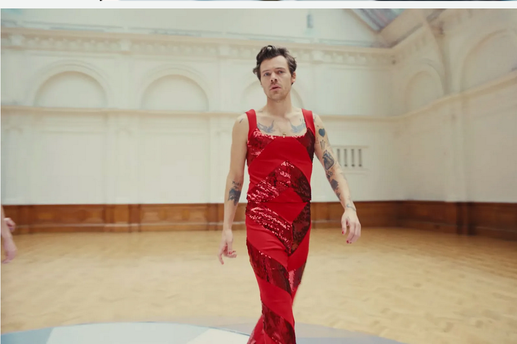Harry Styles mengenakan bodysuir merah penuh payet di MV terbaru
