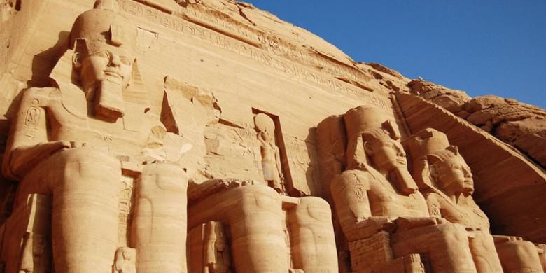 Kuil Agung Ramses II di Abu Simbel, 870 kilometer sebelah selatan Kairo, ibu kota Mesir. Kuil ini merupakan salah satu daya tarik terbesar wisatawan ke Mesir selain Piramida Agung Giza. 