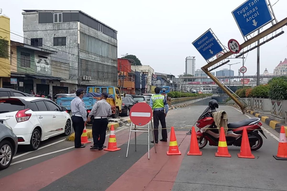 Suku Dinas Bina MRambu pembatas tinggi kendaraan di underpass Senen, Jakarta Pusat, yang mengalami kerusakan akibat ditabrak truk, Jumat (13/8/2021) dini hari.