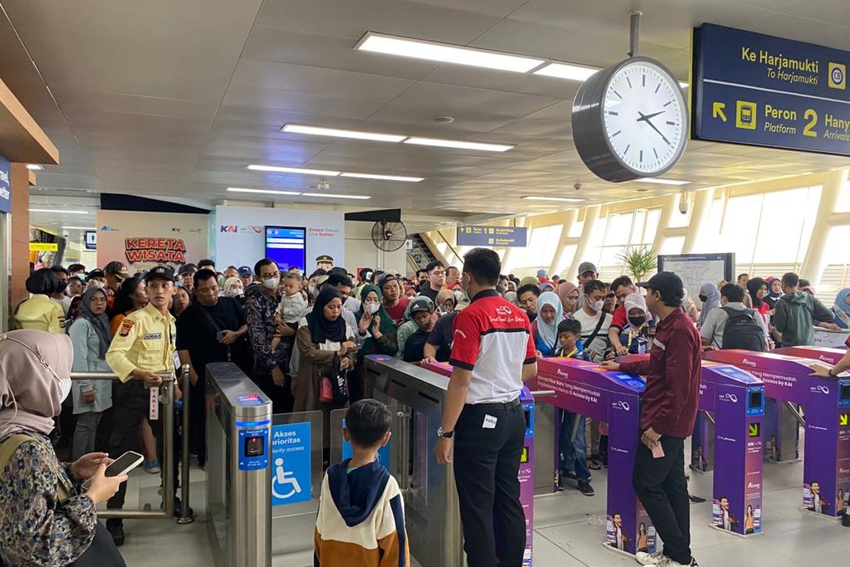 Penumpang menumpuk di gate tap out Stasiun LRT Dukuh Atas, Kamis (28/9/2023). 