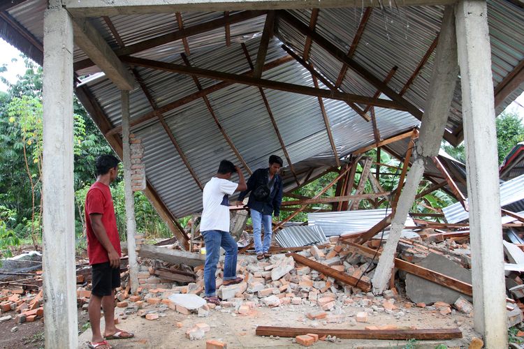 Warga melihat kondisi rumah yang rusak akibat gempa di Nagari Pinagar, Kecamatan Pasaman, Kabupaten Pasaman Barat, Sumatra Barat, Jumat (25/2/2022). Badan Nasional Penanggulangan Bencana (BNPB) menyatakan gempa berkekuatan magnitudo 6,2 di Pasaman Barat dan sekitarnya itu mengakibatkan tujuh warga meninggal dunia.