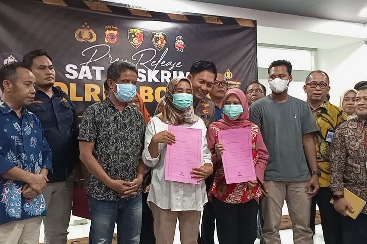 Kedua ibu dari bayi yang tertukar di Bogor, Jawa Barat, berpelukan setelah mengetahui hasil tes DNA silang yang diumumkan oleh kepolisian di Mapolres Bogor, Cibinong, Jumat (25/8/2023).