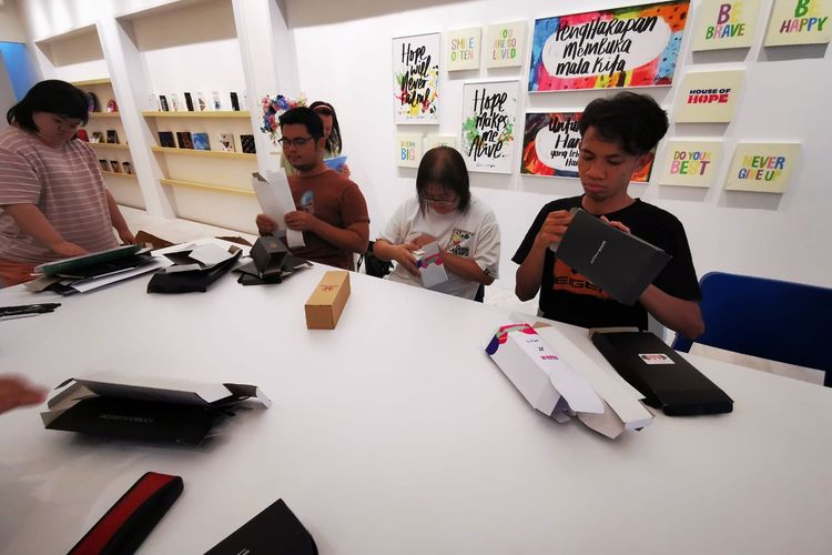 Anak-anak muda di House of Hope tengah menyusun box.