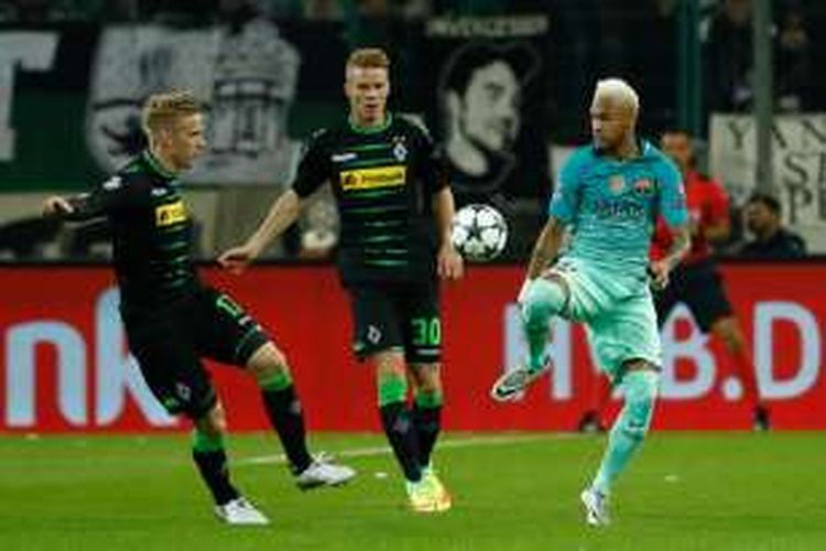 Neymar mendapatkan pengawalan ketat dari Nico Elvedi dan Oscar Wendt saat Barcelona bertandang ke markas Borussia Moenchengladbach. Rabu (28/9/2016). 