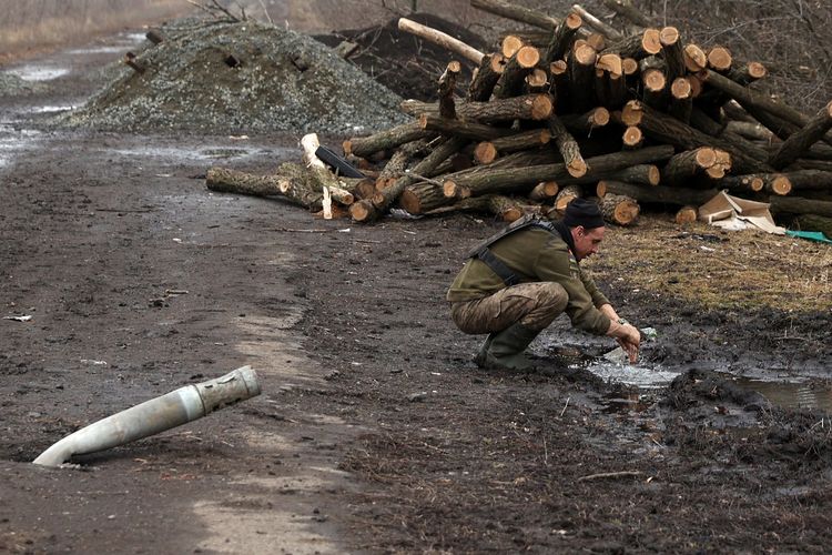 Tentara Ukraina mencuci tangannya di garis depan perang lawan Rusia di Ugledar, Donetsk, 27 Februari 2023.