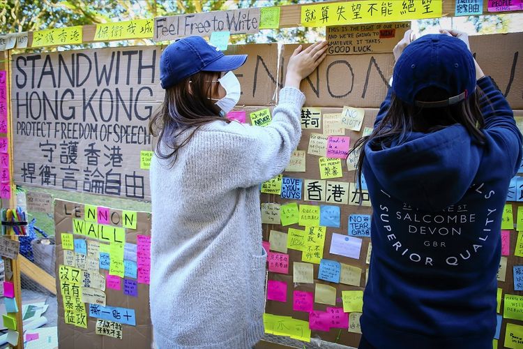 Foto bertanggal 9 Agustus 2019, menunjukkan mahasiswa pro-demokrasi Hong Kong menempelkan pesan pada kerja di area kampus Universitas Queensland di Brisbane.