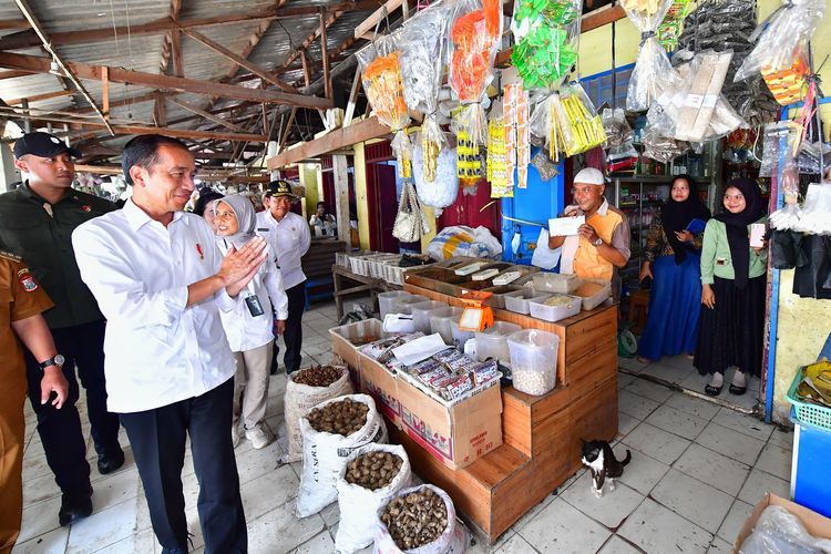 Presiden Joko Widodo meninjau harga bahan pangan saat mengunjungi Pasar Kawat, Tanjungbalai, Sumatera Utara, Kamis (14/3/2024).