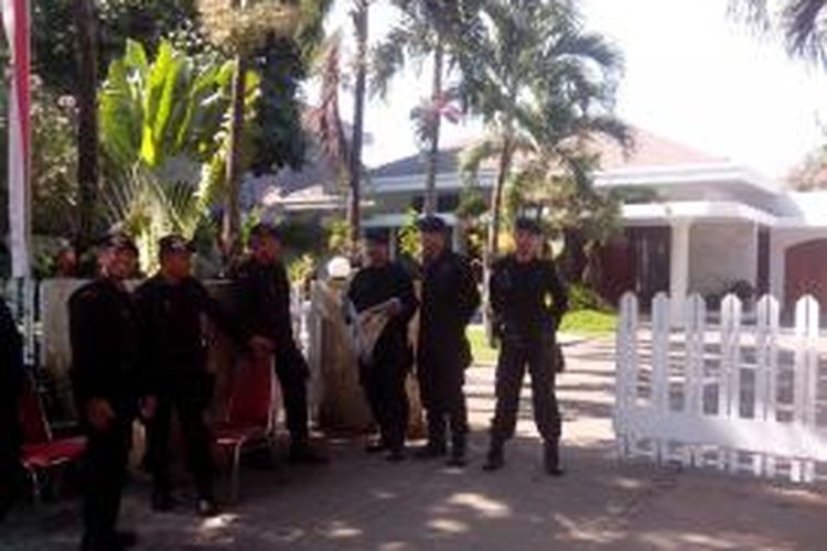 Kediaman Calon Wakil Presiden (Cawapres) Jusuf Kalla (JK) di Jl Hadji Bau, Makassar dijaga ketat aparat kepolisian, Kamis (21/8/2014).