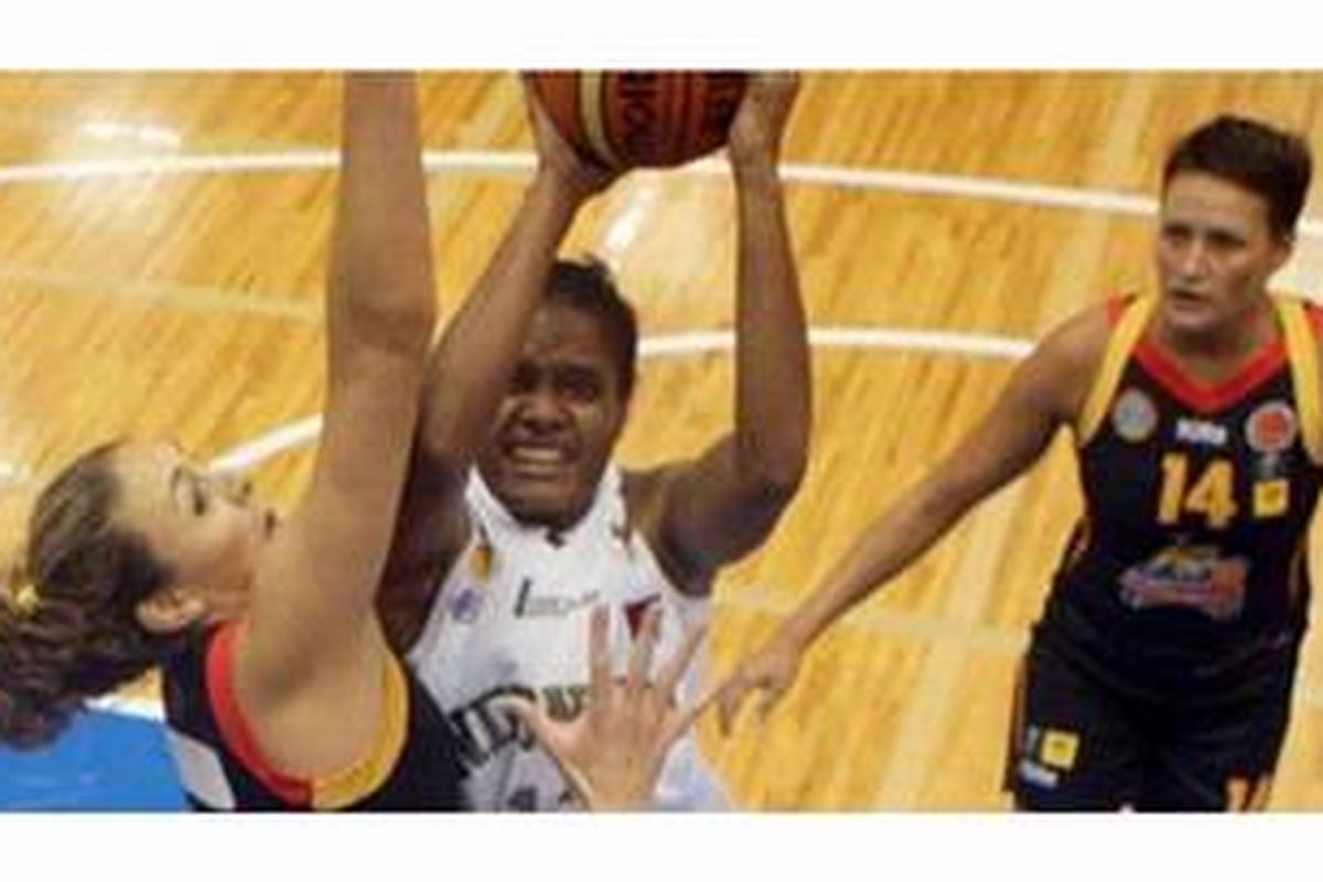 Center timnas, Jacklien Ibo (tengah).