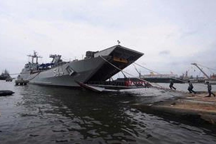 Kapal perang Republik Indonesia (KRI) Teluk Sabang dengan nomor lambung 544 bersandar di dermaga TNI Angkartan Laut Pondok Dayung, Tanjung Priok, Jakarta, setelah melaksanakan perbaikan dan pemeliharaan menyeluruh tingkat depo (hardepo) oleh Dinas Material Angkatan Laut (Dismatal), Selasa (26/2/2013). Selain KRI Teluk Sabang, Dismatal juga menyerahkan KRI Imam Bonjol-383, KRI Sutanto-377, dan KRI Teluk Gilimanuk-531 kepada jajaran Komando Armada RI Kawasan Barat.

