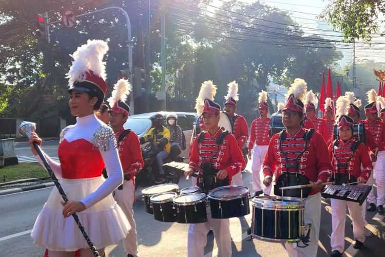 Iringan pawai budaya dari PDI-P untuk mengantar sebagai partai politik peserta Pemilu 2024, di sepanjang Jalan Diponegoro hingga Jalan Imam Bonjol, Jakarta Pusat, Senin (1/8/2022).