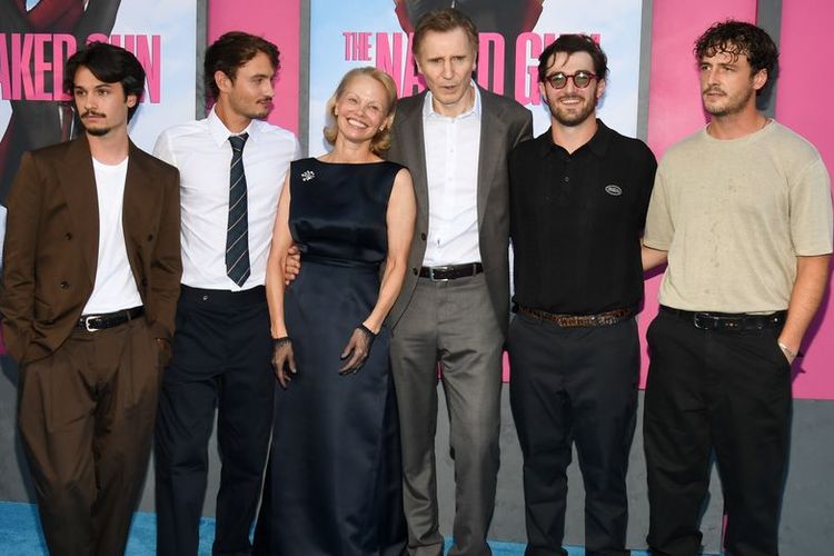 (kiri-kanan) Dylan Jagger Lee, Brandon Thomas Lee, Pamela Anderson, Liam Neeson, Daniel Neeson dan, Micheal Neeson, dalam premier film The Naked Gun, Berlin, Jerman.