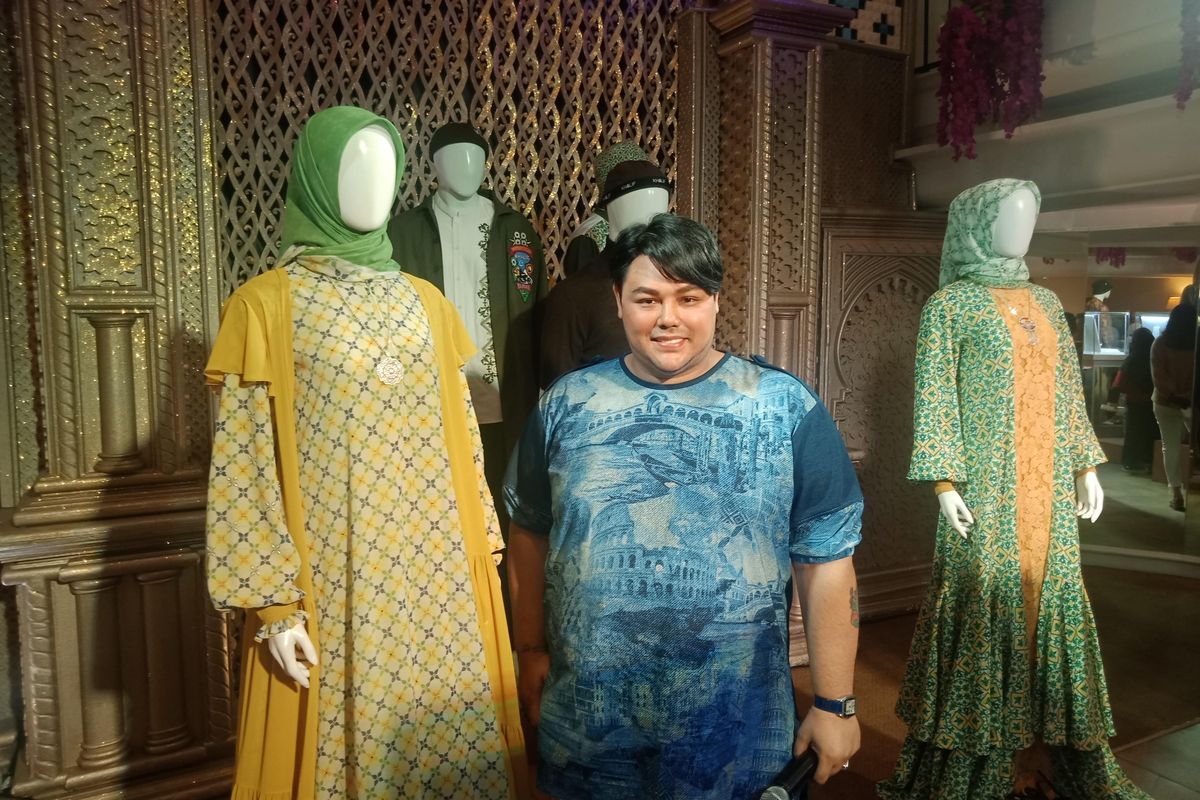 Desainer Ivan Gunawan berpose bersama koleksi busana rayanya yang diberi tajuk Buongiorno 2020 seusai konferensi pers di kawasan Kebayoran Baru, Jakarta Selatan, Rabu (19/2/2020).