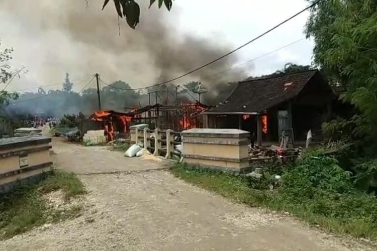 Sejumlah rumah terbakar di Desa Jepangrejo, Kecamatan Blora, Kabupaten Blora, Jawa Tengah, Senin (30/1/2023)