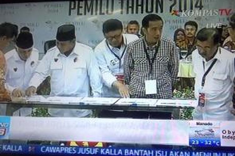Pasangan capres dan cawapres, Prabowo-Hatta dan Jokowi-JK saat acara pengundian nomor urut di Kantor KPU, Minggu (1/6/2014).