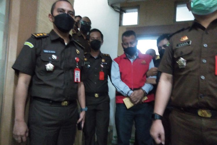 Petugas Kejati Jabar tengah memboyong Ketua KKMI Prov Jabar yang telah ditetapkan tersangka untuk ditahan di Rutan Polrestabes Bandung selama 20 hari kedepan, Selasa (16/11/2021).