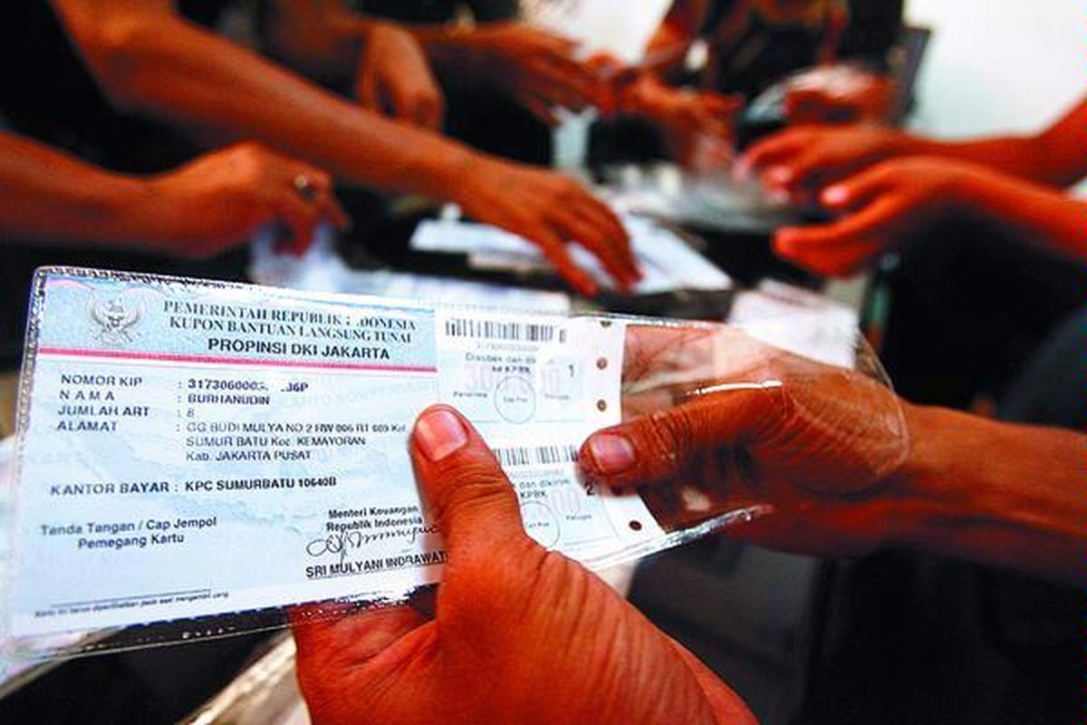 Petugas Kelurahan Sumur Batu, Kemayoran, Jakarta Pusat, memisahkan kartu bantuan langsung tunai (BLT) yang akan dibagikan kepada warga miskin, Selasa (20/5). Pemerintah mengalokasikan dana Rp 14 triliun untuk BLT.  